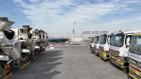 منشأة صناعية لخلط الأسمنت والرمل والحصى والماء، تصوير درون لخلاطات الخرسانة في مصنع الخرسانة، إنتاج مواد بناء للمباني والطرق والجسور