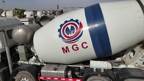 منشأة صناعية لخلط الأسمنت والرمل والحصى والماء، تصوير درون لخلاطات الخرسانة في مصنع الخرسانة، إنتاج مواد بناء للمباني والطرق والجسور