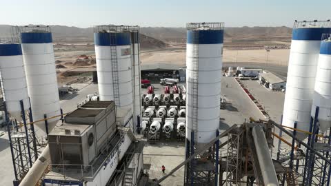 مستودعات تخزين متخصصة، منشأة صناعية لخلط الأسمنت والرمل والحصى والماء، تصوير درون لصوامع الاسمنت في مصنع الخرسانة، إنتاج مواد بناء للمباني والطرق والجسور