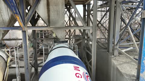 منشأة صناعية لخلط الأسمنت والرمل والحصى والماء، تصوير درون لخلاطات الخرسانة في مصنع الخرسانة، إنتاج مواد بناء للمباني والطرق والجسور