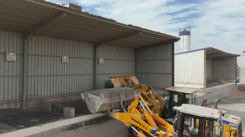 مستودعات تخزين متخصصة، منشأة صناعية لخلط الأسمنت والرمل والحصى والماء، تصوير درون لصوامع الاسمنت في مصنع الخرسانة، إنتاج مواد بناء للمباني والطرق والجسور