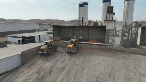 مستودعات تخزين متخصصة، منشأة صناعية لخلط الأسمنت والرمل والحصى والماء، تصوير درون لصوامع الاسمنت في مصنع الخرسانة، إنتاج مواد بناء للمباني والطرق والجسور