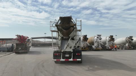 منشأة صناعية لخلط الأسمنت والرمل والحصى والماء، تصوير درون لخلاطات الخرسانة في مصنع الخرسانة، إنتاج مواد بناء للمباني والطرق والجسور