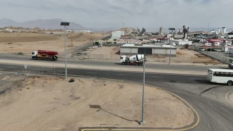 منشأة صناعية لخلط الأسمنت والرمل والحصى والماء، تصوير درون لخلاطات الخرسانة في مصنع الخرسانة، إنتاج مواد بناء للمباني والطرق والجسور