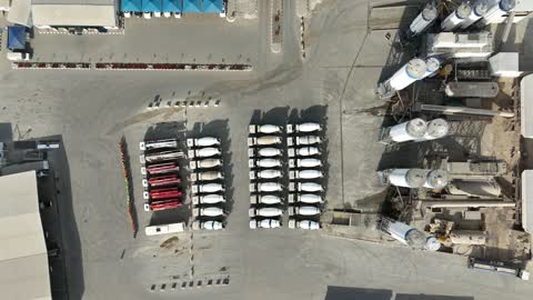 منتج أساسي في قطاع البناء والتشييد، مركبات لنقل الخرسانة الجاهزة من المصنع إلى مواقع البناء، إنتاج الخرسانة لمشاريع البناء والهندسة المدنية ، مصنع متخصص في أعمال الخرسانة الجاهزة والأساسات الميكانيكية ، خلط مكونات الخرسانة ، عجينة اسمنتية للبناء والانشاء