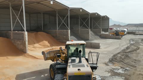 أكوام من الركام الحصى أو الرمل، خزانات كبيرة في جزء من المحطة، إنتاج الخرسانة لمشاريع البناء والهندسة المدنية ، مصنع متخصص في أعمال الخرسانة الجاهزة والأساسات الميكانيكية ، خلط مكونات الخرسانة ، عجينة اسمنتية للبناء والانشاء