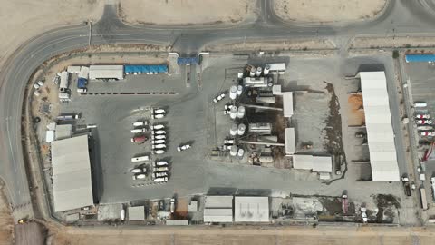 منطقة صناعية خارجية واسعة، الخزانات الكبيرة في جزء من المحطة، إنتاج الخرسانة لمشاريع البناء والهندسة المدنية ، مصنع متخصص في أعمال الخرسانة الجاهزة والأساسات الميكانيكية ، خلط مكونات الخرسانة ، عجينة اسمنتية للبناء والانشاء