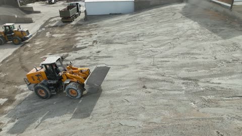 صوامع خلط ومعدات معالجة ومخازن للمواد، الخزانات الكبيرة في جزء من المحطة، إنتاج الخرسانة لمشاريع البناء والهندسة المدنية ، مصنع متخصص في أعمال الخرسانة الجاهزة والأساسات الميكانيكية ، خلط مكونات الخرسانة ، عجينة اسمنتية للبناء والانشاء