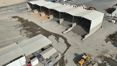 أكوام من الركام الحصى أو الرمل، خزانات كبيرة في جزء من المحطة، إنتاج الخرسانة لمشاريع البناء والهندسة المدنية ، مصنع متخصص في أعمال الخرسانة الجاهزة والأساسات الميكانيكية ، خلط مكونات الخرسانة ، عجينة اسمنتية للبناء والانشاء