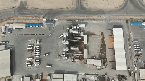 منطقة صناعية خارجية واسعة، الخزانات الكبيرة في جزء من المحطة، إنتاج الخرسانة لمشاريع البناء والهندسة المدنية ، مصنع متخصص في أعمال الخرسانة الجاهزة والأساسات الميكانيكية ، خلط مكونات الخرسانة ، عجينة اسمنتية للبناء والانشاء