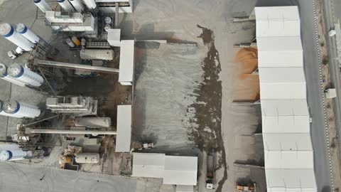 صوامع خلط ومعدات معالجة ومخازن للمواد، الخزانات الكبيرة في جزء من المحطة، إنتاج الخرسانة لمشاريع البناء والهندسة المدنية ، مصنع متخصص في أعمال الخرسانة الجاهزة والأساسات الميكانيكية ، خلط مكونات الخرسانة ، عجينة اسمنتية للبناء والانشاء