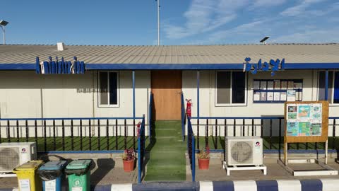 الخزانات الكبيرة في الخلفية هي جزء من المحطة، إنتاج الخرسانة لمشاريع البناء والهندسة المدنية ، مصنع متخصص في أعمال الخرسانة الجاهزة والأساسات الميكانيكية ، خلط مكونات الخرسانة ، عجينة اسمنتية للبناء والانشاء