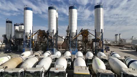 العمل في بيئة صناعية، مركبات لنقل الخرسانة الجاهزة من المصنع إلى مواقع البناء، إنتاج الخرسانة لمشاريع البناء والهندسة المدنية ، مصنع متخصص في أعمال الخرسانة الجاهزة والأساسات الميكانيكية ، خلط مكونات الخرسانة ، عجينة اسمنتية للبناء والانشاء