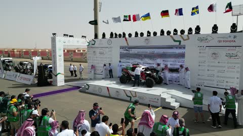 العديد من الزوار من داخل المملكة وخارجها، منافسة بتضاريس متنوعة في تبوك، فعالية سباق الرالي في المملكة العربية السعودية, سباق السرعة للسيارات, تجهيزالمكان للرياضات الشبابية الترفيهية الممتعه, المنعطفات والتوجهات للسيارات المتسابقة