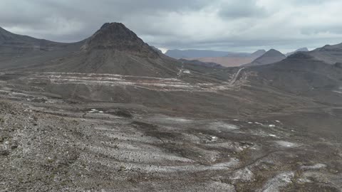 يتراكم الثلج على الصخور و الأشجار،  معالم حضارية سياحية في المملكة العربية السعودية، أجواء الثلجية الباردة، سلسلة جبال الحرة في منطقة تبوك تكسوها الثلوج، جبال منحوتة وتشكيلات جبلية، تصوير درون جوي للتكوينات الصخرية