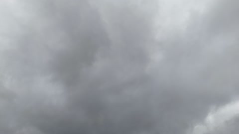 سماء ملبدة بالغيوم ،  معالم حضارية سياحية في المملكة العربية السعودية، أجواء الثلجية الباردة، سلسلة جبال الحرة في منطقة تبوك تكسوها الثلوج، جبال منحوتة وتشكيلات جبلية، تصوير درون جوي للتكوينات الصخرية