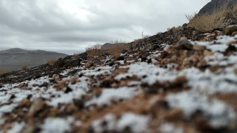 تساقط الثلوج على المرتفعات،  معالم حضارية سياحية في المملكة العربية السعودية، أجواء الثلجية الباردة، سلسلة جبال الحرة في منطقة تبوك تكسوها الثلوج، جبال منحوتة وتشكيلات جبلية، تصوير درون جوي للتكوينات الصخرية