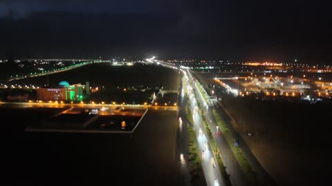 ضوء البرق في السماء في وقت الليل،  تجمع مياه الأمطار وسط المنطقة, منخفض جوي، امطار شتوية، أماكن ومناطق السياحة في المملكه العربية السعودية، تصوير درون للسيل في مدينة تبوك ,معالم سياحية مشهورة