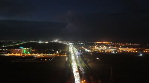 ضوء البرق في السماء في وقت الليل،  تجمع مياه الأمطار وسط المنطقة, منخفض جوي، امطار شتوية، أماكن ومناطق السياحة في المملكه العربية السعودية، تصوير درون للسيل في مدينة تبوك ,معالم سياحية مشهورة