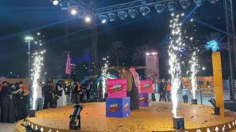 توزيع الجوائز النقدية فى فعالية رحلة هاواي بالمنطقة الشرقية، المملكة العربية السعودية، تجربة ترفيهية ممتعه ، أنشطة عائلية متنوعة، ديكورات استوائية ملونة، أجواء احتفالية مليئة بالحيوية والمرح