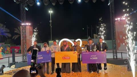 توزيع الجوائز النقدية فى فعالية رحلة هاواي بالمنطقة الشرقية، المملكة العربية السعودية، تجربة ترفيهية ممتعه ، أنشطة عائلية متنوعة، ديكورات استوائية ملونة، أجواء احتفالية مليئة بالحيوية والمرح