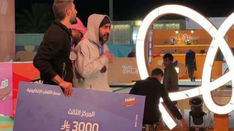 توزيع الجوائز النقدية فى فعالية رحلة هاواي بالمنطقة الشرقية، المملكة العربية السعودية، تجربة ترفيهية ممتعه ، أنشطة عائلية متنوعة، ديكورات استوائية ملونة، أجواء احتفالية مليئة بالحيوية والمرح