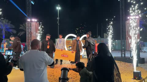 توزيع الجوائز النقدية فى فعالية رحلة هاواي بالمنطقة الشرقية، المملكة العربية السعودية، تجربة ترفيهية ممتعه ، أنشطة عائلية متنوعة، ديكورات استوائية ملونة، أجواء احتفالية مليئة بالحيوية والمرح