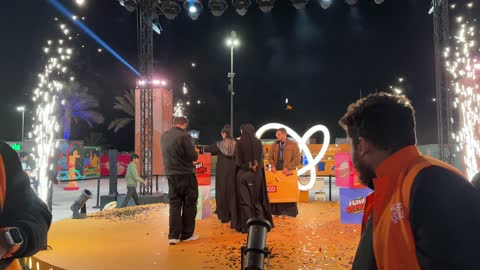 توزيع الجوائز النقدية فى فعالية رحلة هاواي بالمنطقة الشرقية، المملكة العربية السعودية، تجربة ترفيهية ممتعه ، أنشطة عائلية متنوعة، ديكورات استوائية ملونة، أجواء احتفالية مليئة بالحيوية والمرح