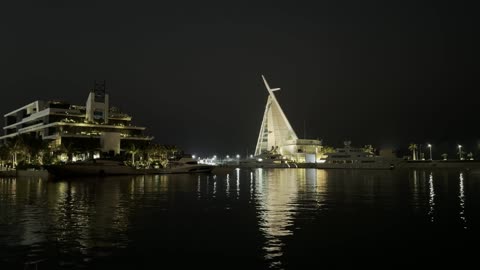 A coastal marine destination on the Red Sea coast, the Yacht Club in Jeddah, Saudi Arabia, features modern yacht berths and advanced marine services, upscale tourism and entertainment facilities, restaurants and cafes overlooking the marina, contemporary architectural design, and a luxurious atmosphere that combines entertainment and relaxation.