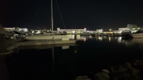 وجهة بحرية ساحلية على ساحل البحر الأحمر، نادي اليخوت فى جدة، المملكة العربية السعودية، مراسي يخوت حديثة وخدمات بحرية متطورة، مرافق سياحية وترفيهية راقية، مطاعم ومقاهي مطلة على المارينا، تصميم معماري عصري، أجواء فاخرة تجمع الترفيه والاستجمام.