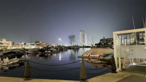 وجهة بحرية ساحلية على ساحل البحر الأحمر، نادي اليخوت فى جدة، المملكة العربية السعودية، مراسي يخوت حديثة وخدمات بحرية متطورة، مرافق سياحية وترفيهية راقية، مطاعم ومقاهي مطلة على المارينا، تصميم معماري عصري، أجواء فاخرة تجمع الترفيه والاستجمام.