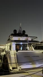 مراسي يخوت حديثة وخدمات بحرية متطورة، نادي اليخوت فى جدة، المملكة العربية السعودية، مرافق سياحية وترفيهية راقية، وجهة بحرية ساحلية على ساحل البحر الأحمر، مطاعم ومقاهي مطلة على المارينا، تصميم معماري عصري، أجواء فاخرة تجمع الترفيه والاستجمام.