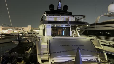 مراسي يخوت حديثة وخدمات بحرية متطورة، نادي اليخوت فى جدة، المملكة العربية السعودية، مرافق سياحية وترفيهية راقية، وجهة بحرية ساحلية على ساحل البحر الأحمر، مطاعم ومقاهي مطلة على المارينا، تصميم معماري عصري، أجواء فاخرة تجمع الترفيه والاستجمام.