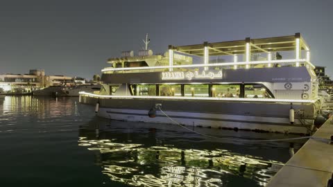 مراسي يخوت حديثة وخدمات بحرية متطورة، نادي اليخوت فى جدة، المملكة العربية السعودية، مرافق سياحية وترفيهية راقية، وجهة بحرية ساحلية على ساحل البحر الأحمر، مطاعم ومقاهي مطلة على المارينا، تصميم معماري عصري، أجواء فاخرة تجمع الترفيه والاستجمام.