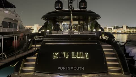 مراسي يخوت حديثة وخدمات بحرية متطورة، نادي اليخوت فى جدة، المملكة العربية السعودية، مرافق سياحية وترفيهية راقية، وجهة بحرية ساحلية على ساحل البحر الأحمر، مطاعم ومقاهي مطلة على المارينا، تصميم معماري عصري، أجواء فاخرة تجمع الترفيه والاستجمام.