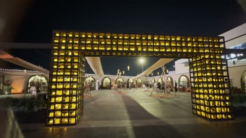 أجواء فاخرة تجمع الترفيه والاستجمام، نادي اليخوت فى جدة، المملكة العربية السعودية، مرافق سياحية وترفيهية راقية، وجهة بحرية ساحلية على ساحل البحر الأحمر، مطاعم ومقاهي مطلة على المارينا،  مراسي يخوت حديثة وخدمات بحرية متطورة، تصميم معماري عصري