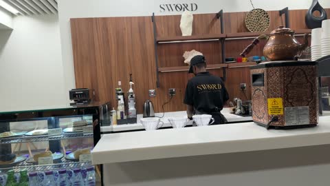 مقهي فى بيت الثقافة فى الدمام بالمنطقة الشرقية، المملكة العربية السعودية، مكتبة الدمام العامة  ، معلم ثقافي ومعرفي يعزز الإبداع والفنون، فعاليات ثقافية ومجتمعية متنوعة، مساحات للمعارض وورش العمل ، أنشطة تعليمية وتفاعلية لجميع الفئات، بيئة ملهمة تجمع الثقافة والمعرفة والفن.