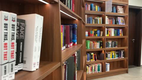 مكتبة الدمام العامة ، بيت الثقافة فى الدمام بالمنطقة الشرقية، المملكة العربية السعودية، معلم ثقافي ومعرفي يعزز الإبداع والفنون، فعاليات ثقافية ومجتمعية متنوعة، مساحات للمعارض وورش العمل ، أنشطة تعليمية وتفاعلية لجميع الفئات، بيئة ملهمة تجمع الثقافة والمعرفة والفن.