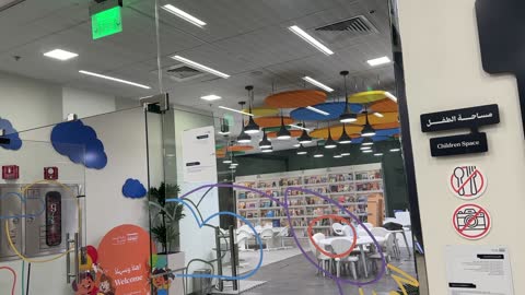 عبارات تعبيرية ملهمة واقتباسية فى بيت الثقافة فى الدمام بالمنطقة الشرقية، المملكة العربية السعودية، مكتبة الدمام العامة  ، معلم ثقافي ومعرفي يعزز الإبداع والفنون، فعاليات ثقافية ومجتمعية متنوعة، مساحات للمعارض وورش العمل، أنشطة تعليمية وتفاعلية لجميع الفئات، بيئة ملهمة تجمع الثقافة والمعرفة والفن.