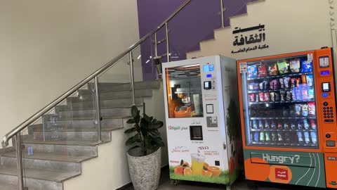 توفير المأكولات والمشروبات للزوار فى بيت الثقافة فى الدمام بالمنطقة الشرقية، المملكة العربية السعودية،  مكتبة الدمام العامة ،معلم ثقافي ومعرفي يعزز الإبداع والفنون، فعاليات ثقافية ومجتمعية متنوعة، مساحات للمعارض وورش العمل ، أنشطة تعليمية وتفاعلية لجميع الفئات، بيئة ملهمة تجمع الثقافة والمعرفة والفن.