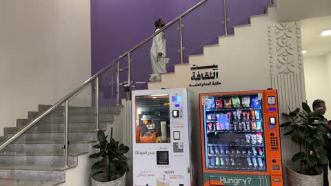 توفير المأكولات والمشروبات للزوار فى بيت الثقافة فى الدمام بالمنطقة الشرقية، المملكة العربية السعودية،  مكتبة الدمام العامة ،معلم ثقافي ومعرفي يعزز الإبداع والفنون، فعاليات ثقافية ومجتمعية متنوعة، مساحات للمعارض وورش العمل ، أنشطة تعليمية وتفاعلية لجميع الفئات، بيئة ملهمة تجمع الثقافة والمعرفة والفن.