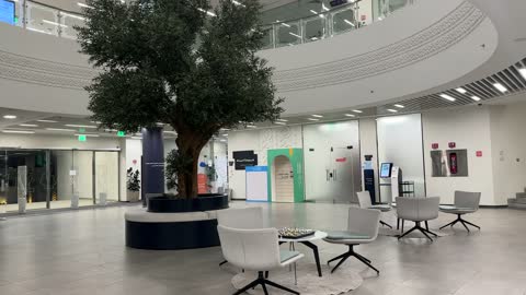 ساحة الاستقبال فى بيت الثقافة فى الدمام بالمنطقة الشرقية، المملكة العربية السعودية،  مكتبة الدمام العامة ،معلم ثقافي ومعرفي يعزز الإبداع والفنون، فعاليات ثقافية ومجتمعية متنوعة، مساحات للمعارض وورش العمل ، أنشطة تعليمية وتفاعلية لجميع الفئات، بيئة ملهمة تجمع الثقافة والمعرفة والفن.