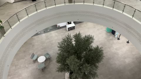 تصوير من الاعلى لبيت الثقافة فى الدمام بالمنطقة الشرقية، المملكة العربية السعودية،  مكتبة الدمام العامة ،معلم ثقافي ومعرفي يعزز الإبداع والفنون، فعاليات ثقافية ومجتمعية متنوعة، مساحات للمعارض وورش العمل ، أنشطة تعليمية وتفاعلية لجميع الفئات، بيئة ملهمة تجمع الثقافة والمعرفة والفن.