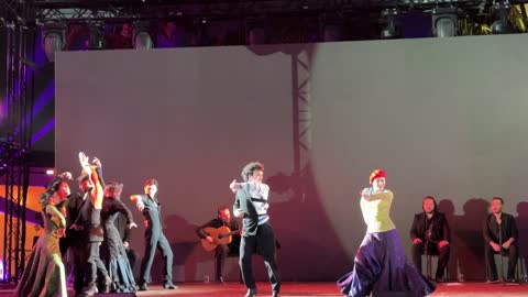 أجواء احتفالية نابضة بالحياة، رقصة شعبية إسبانية  فى فعالية الحي الإسباني في مركز الملك عبدالعزيز الثقافي العالمي "إثراء" بمدينة الظهران في المنطقة الشرقية، المملكة العربية السعودية، يوم 12 من يناير 2026، تجربة ثقافية وترفيهية متكاملة مستوحاة من الطابع الإسباني، رقصات فلامنكو وفعاليات تفاعلية