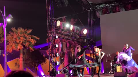 أجواء احتفالية نابضة بالحياة، رقصة شعبية إسبانية  فى فعالية الحي الإسباني في مركز الملك عبدالعزيز الثقافي العالمي "إثراء" بمدينة الظهران في المنطقة الشرقية، المملكة العربية السعودية، يوم 12 من يناير 2026، تجربة ثقافية وترفيهية متكاملة مستوحاة من الطابع الإسباني، رقصات فلامنكو وفعاليات تفاعلية