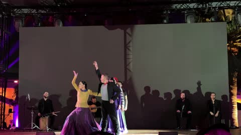 أجواء احتفالية نابضة بالحياة، رقصة شعبية إسبانية  فى فعالية الحي الإسباني في مركز الملك عبدالعزيز الثقافي العالمي "إثراء" بمدينة الظهران في المنطقة الشرقية، المملكة العربية السعودية، يوم 12 من يناير 2026، تجربة ثقافية وترفيهية متكاملة مستوحاة من الطابع الإسباني، رقصات فلامنكو وفعاليات تفاعلية