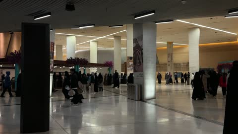 تجمع الزوار  فى فعالية الحي الإسباني في مركز الملك عبدالعزيز الثقافي العالمي "إثراء" بمدينة الظهران في المنطقة الشرقية، المملكة العربية السعودية، يوم 13  من يناير 2026،  أجواء احتفالية نابضة بالحياة،  تجربة ثقافية وترفيهية متكاملة مستوحاة من الطابع الإسباني، رقصات فلامنكو وفعاليات تفاعلية