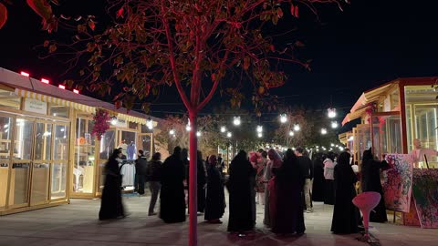 تجمع الزوار  فى فعالية الحي الإسباني في مركز الملك عبدالعزيز الثقافي العالمي "إثراء" بمدينة الظهران في المنطقة الشرقية، المملكة العربية السعودية، يوم 13  من يناير 2026،  أجواء احتفالية نابضة بالحياة،  تجربة ثقافية وترفيهية متكاملة مستوحاة من الطابع الإسباني، رقصات فلامنكو وفعاليات تفاعلية