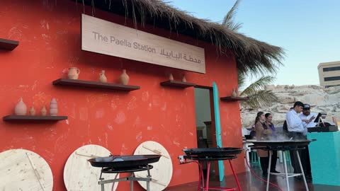 مطاعم ومقاهي للمأكولات الإسبانية، فعالية الحي الإسباني في مركز الملك عبدالعزيز الثقافي العالمي "إثراء" بمدينة الظهران في المنطقة الشرقية، المملكة العربية السعودية، يوم 13  من يناير 2026،  أجواء احتفالية نابضة بالحياة،  تجربة ثقافية وترفيهية متكاملة مستوحاة من الطابع الإسباني، رقصات فلامنكو وفعاليات تفاعلية