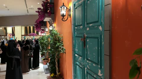 ديكورات تحاكي العمارة الاسبانية فى فعالية الحي الإسباني في مركز الملك عبدالعزيز الثقافي العالمي "إثراء" بمدينة الظهران في المنطقة الشرقية، المملكة العربية السعودية، يوم 13  من يناير 2026،  أجواء احتفالية نابضة بالحياة، مطاعم ومقاهي للمأكولات الإسبانية، تجربة ثقافية وترفيهية متكاملة مستوحاة من الطابع الإسباني، رقصات فلامنكو وفعاليات تفاعلية